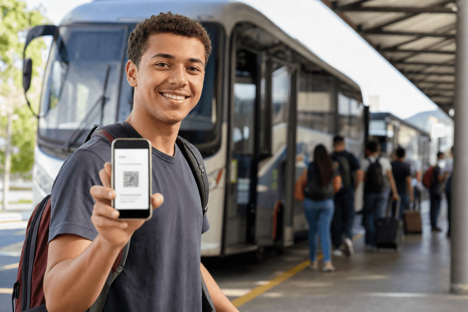 Estudante esperando ônibus para viajar no feriado com passagem digital no celular